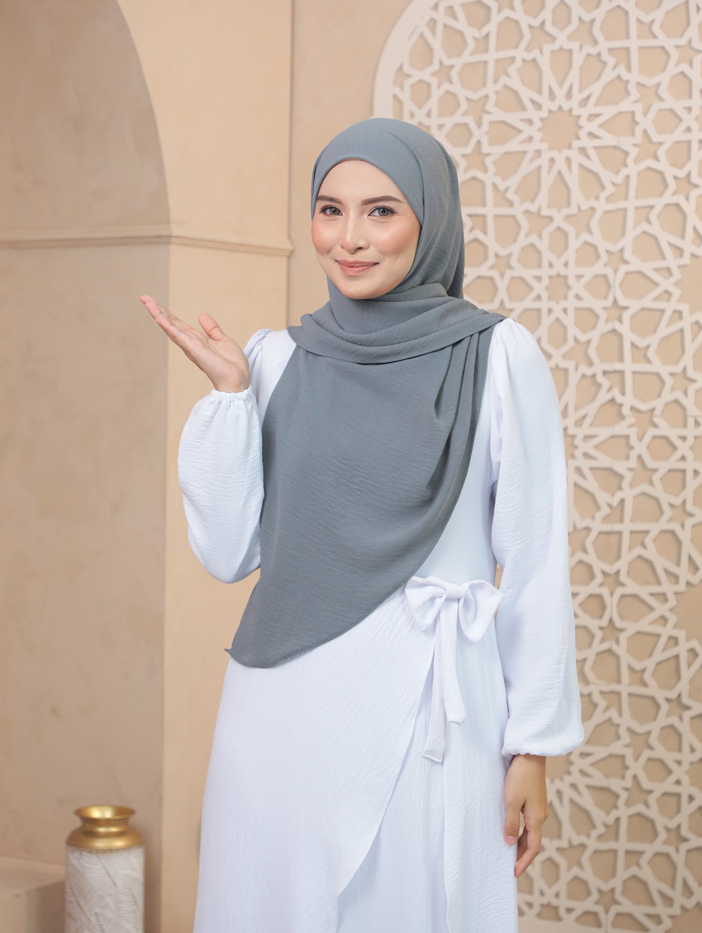 Trishawl in CoolGrey