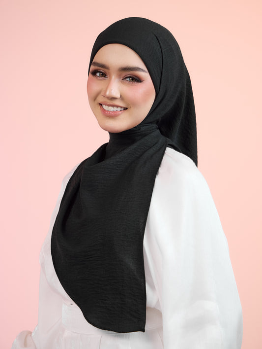 Trishawl Crinkle 2.0 in Black