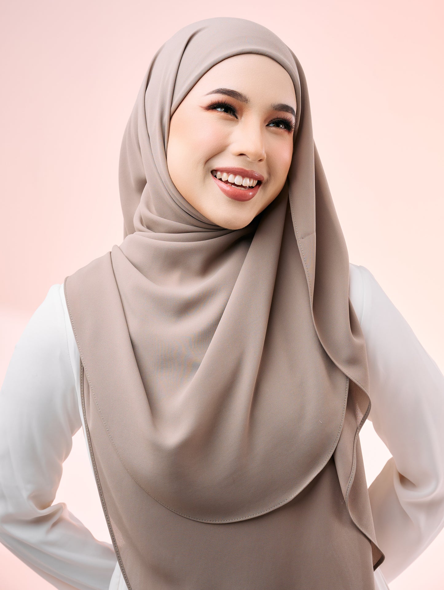 SNÄP Shawl in Warm Taupe